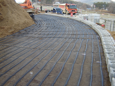 京沪高速铁路经编涤纶土工格栅的应用